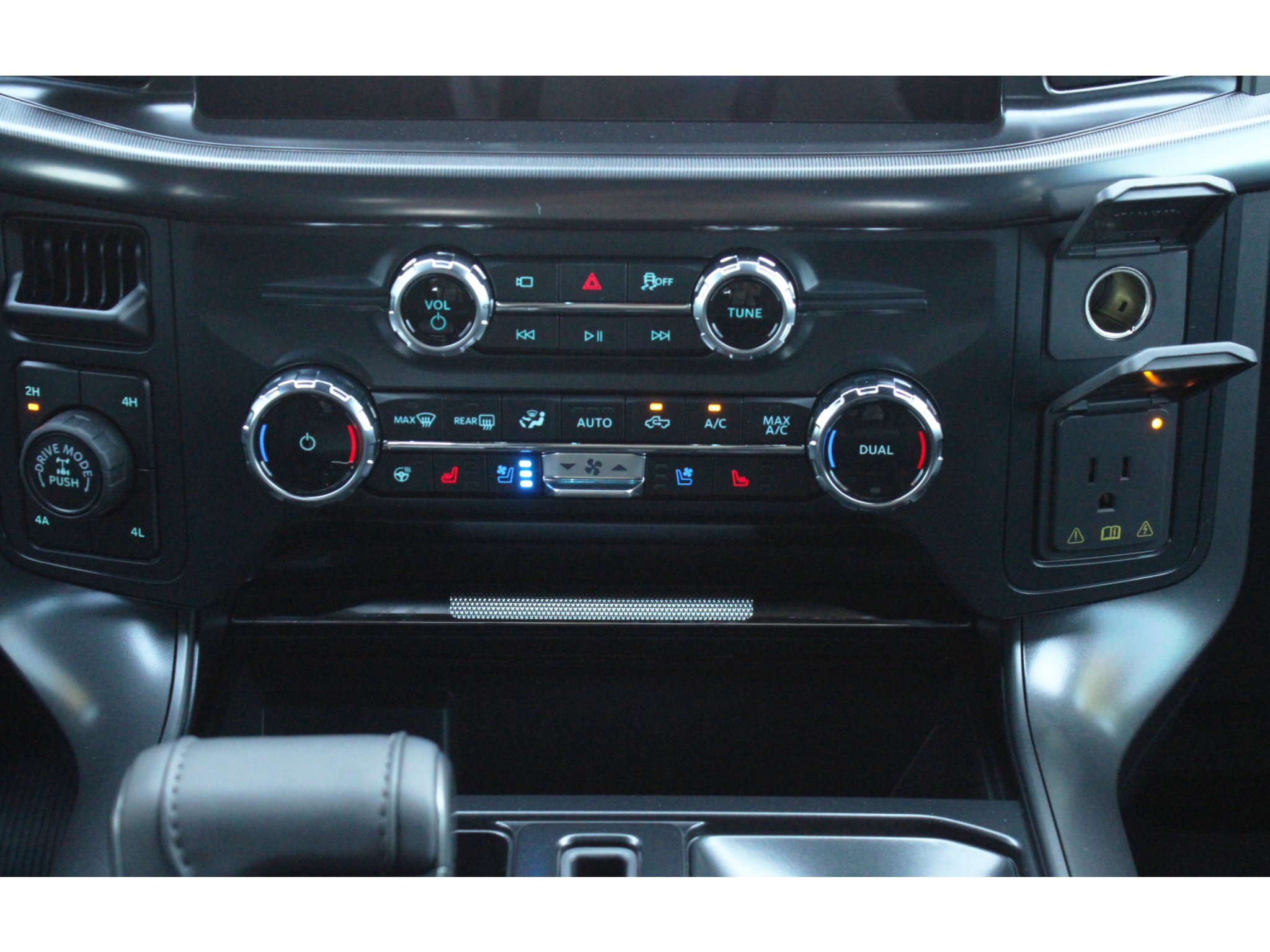 New 2026 Carbonized Gray Metallic Ford LARIAT image 17