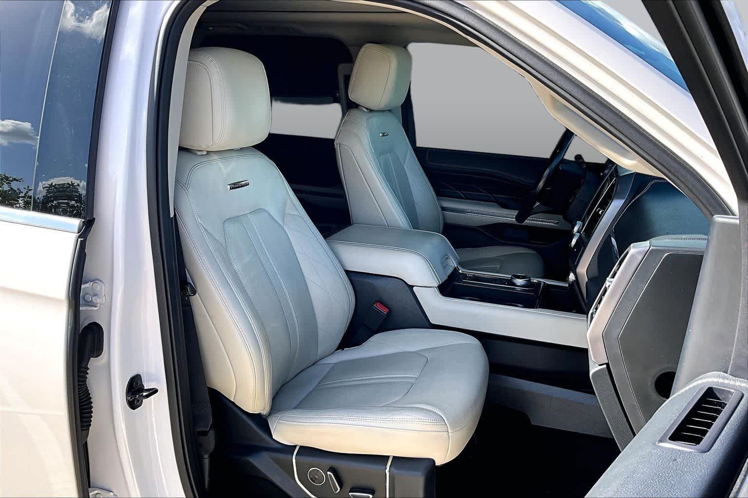 Used 2019 White Platinum Metallic Tri-Coat Ford Platinum image 9
