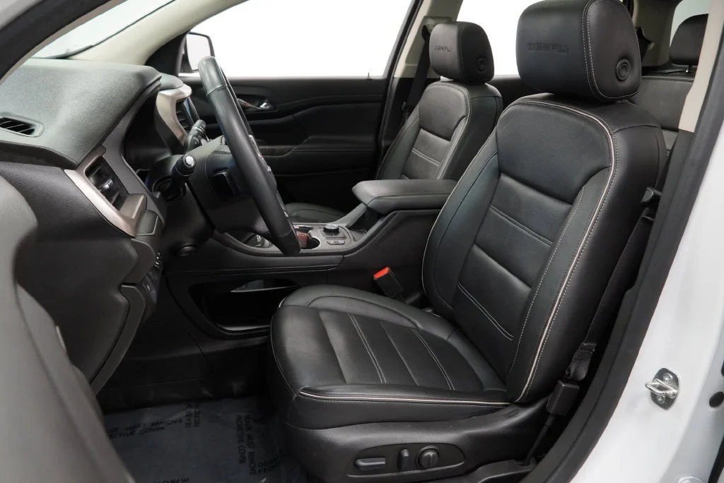 Used 2023 White Frost Tricoat GMC Denali image 4