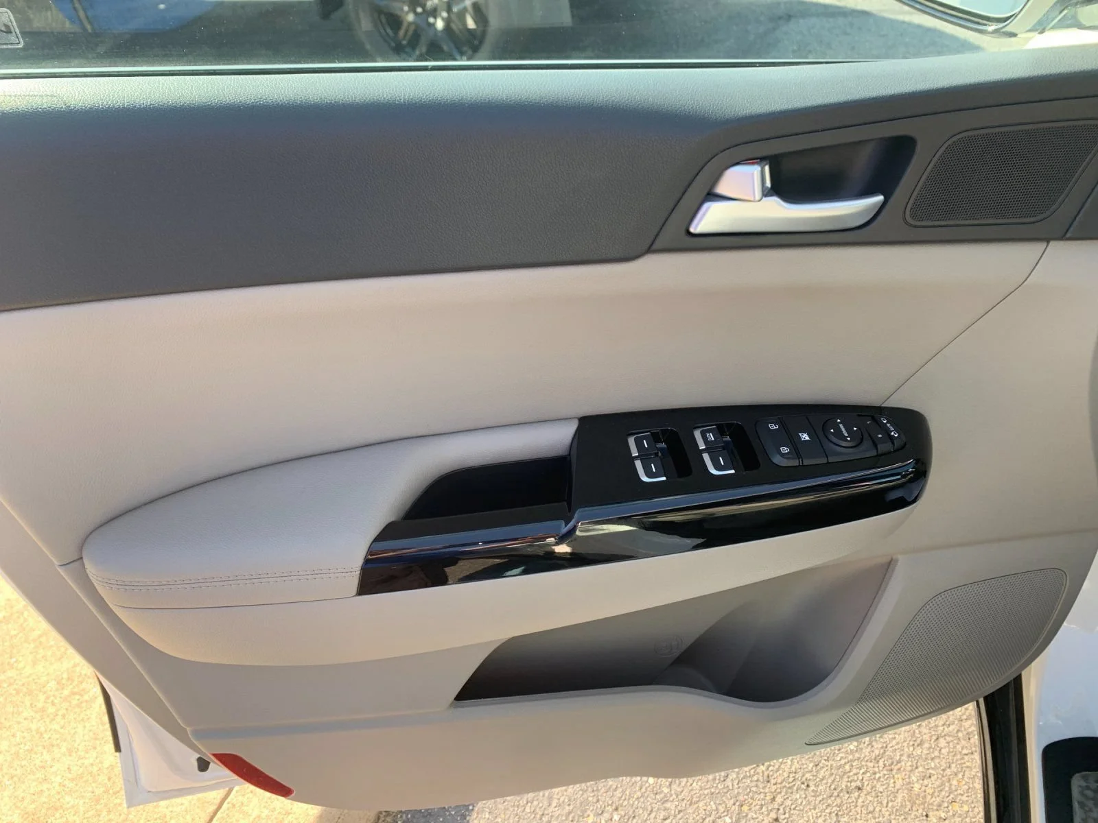Used 2022 White Kia Nightfall Edition image 11
