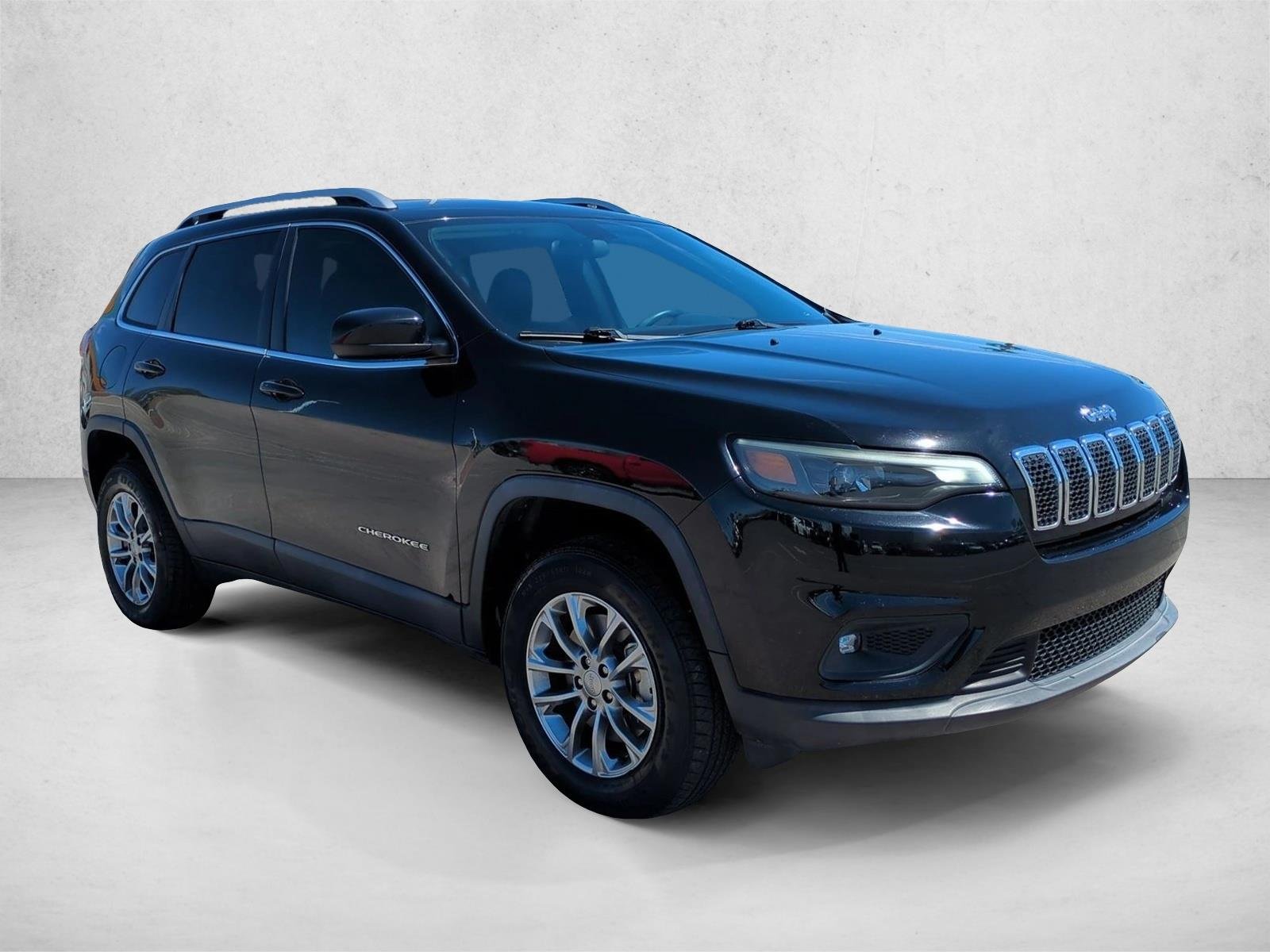 Used 2019 Diamond Black Crystal Pearlcoat Jeep Latitude Plus image 3