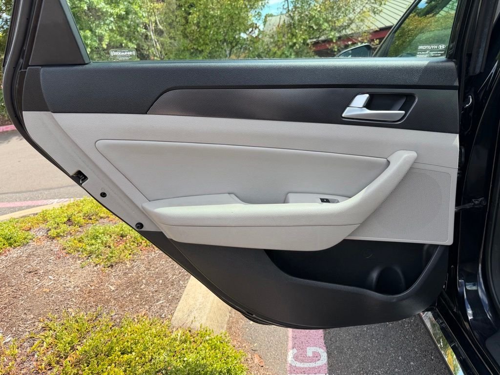 Used 2015 Black Hyundai Sport image 28