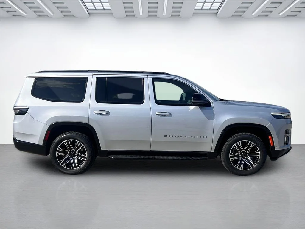 New 2026 Silver-Zynith Exterior Paint Jeep  image 2