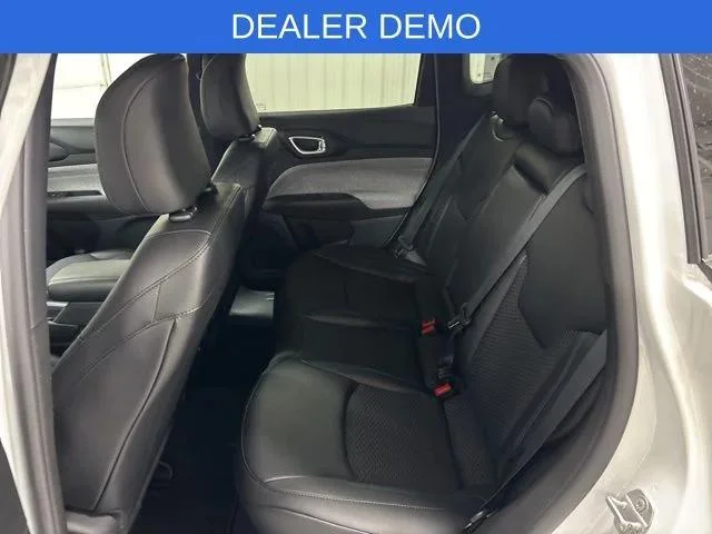 New 2026 Bright White Clear-Coat Exterior Paint Jeep Latitude image 24
