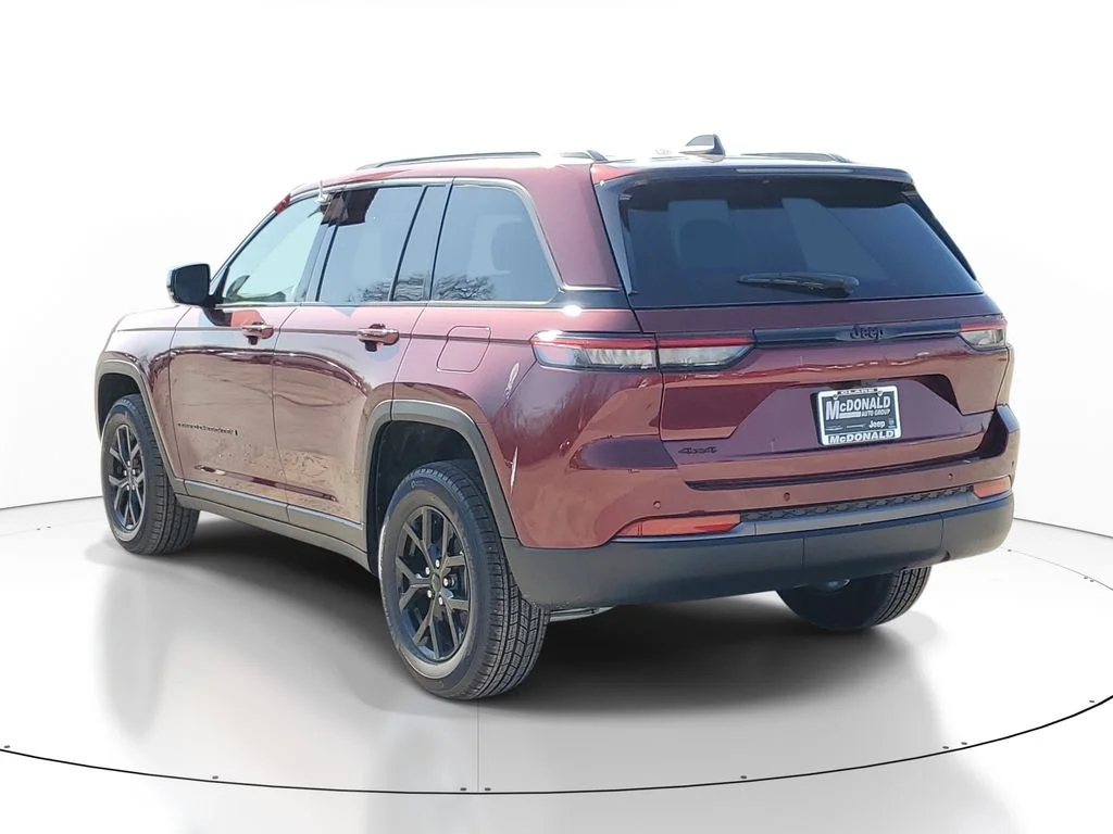 New 2026 Velvet Red Pearl-Coat Exterior Paint Jeep Laredo Altitude image 4