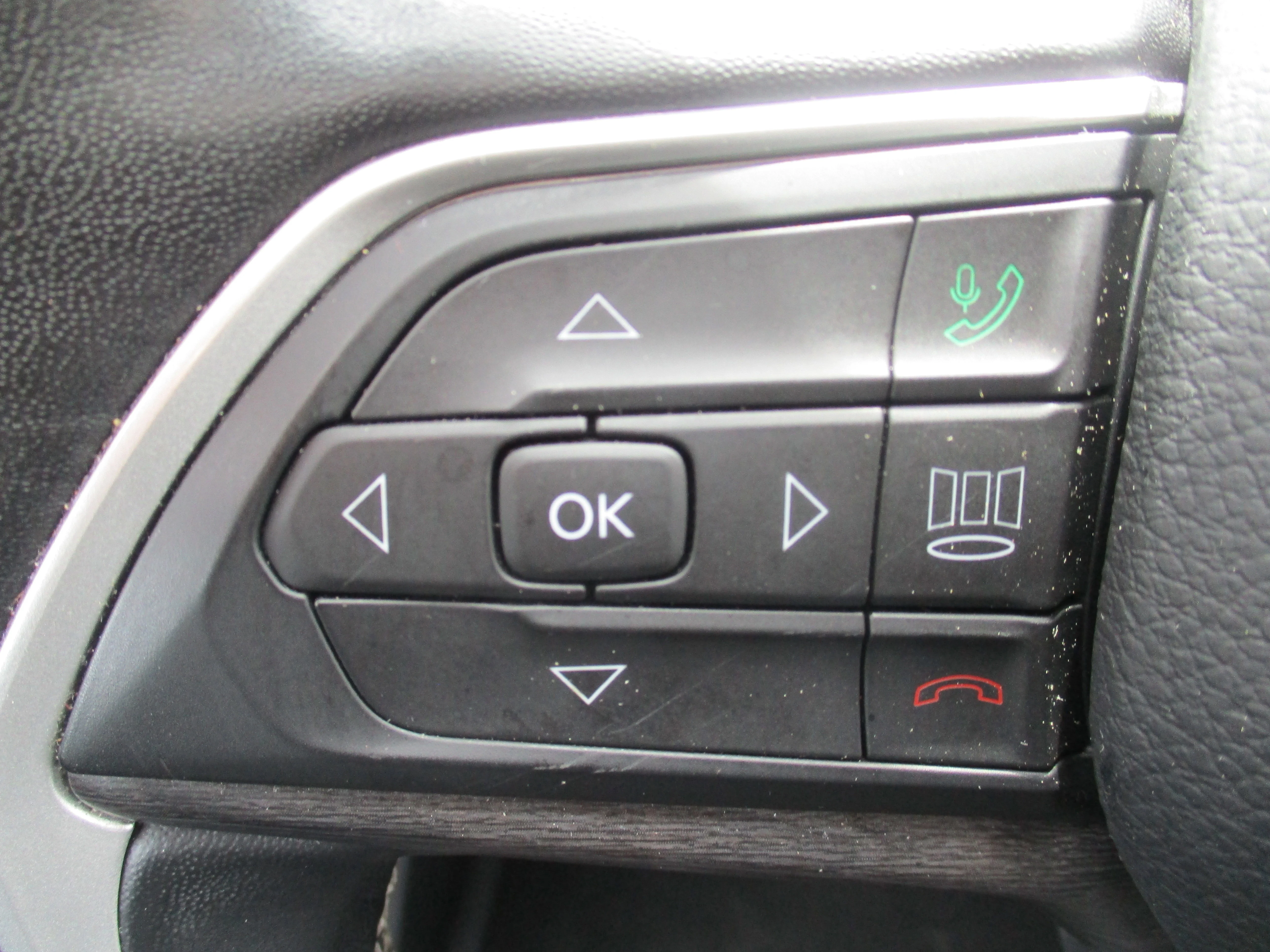 Certified Used 2022 Diamond Black Crystal Pearlcoat Jeep Limited image 11