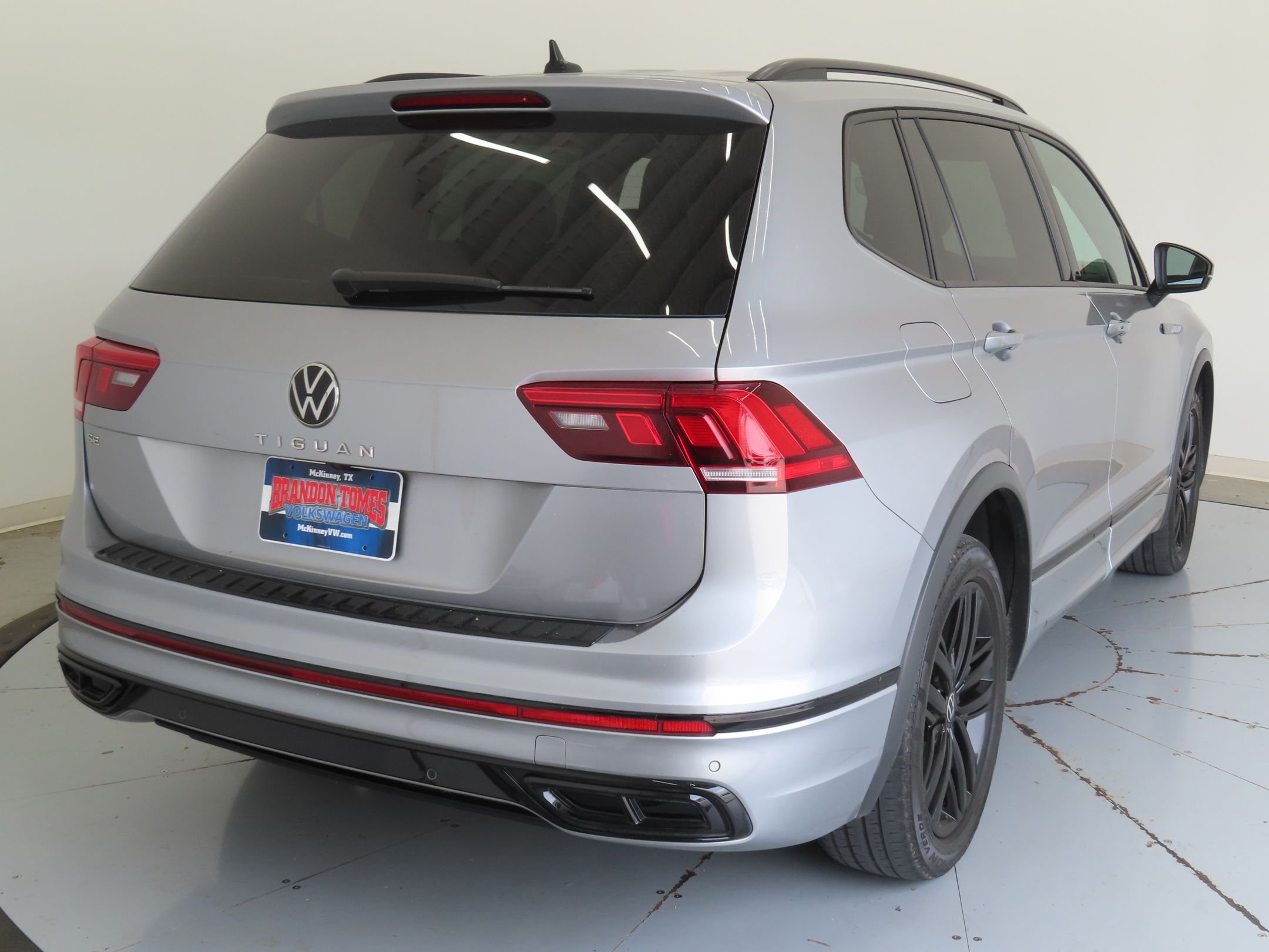 Used 2022 Silver Volkswagen 2.0T SE R-Line Black image 3