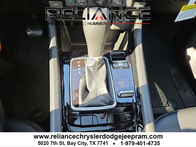 New 2026 Bright White Clearcoat Jeep Latitude image 25