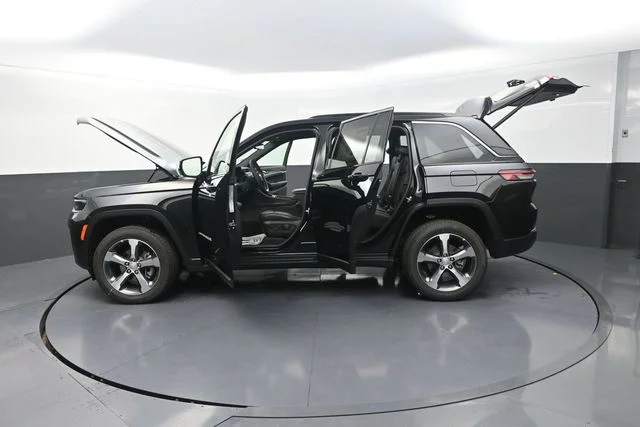 New 2026 Diamond Black Crystal Pearlcoat Jeep Limited image 32