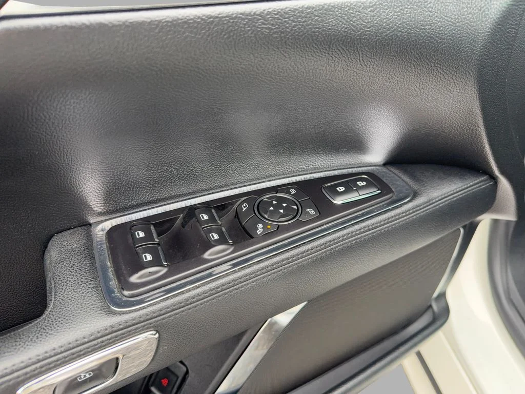 Used 2018 White Lincoln Reserve image 11