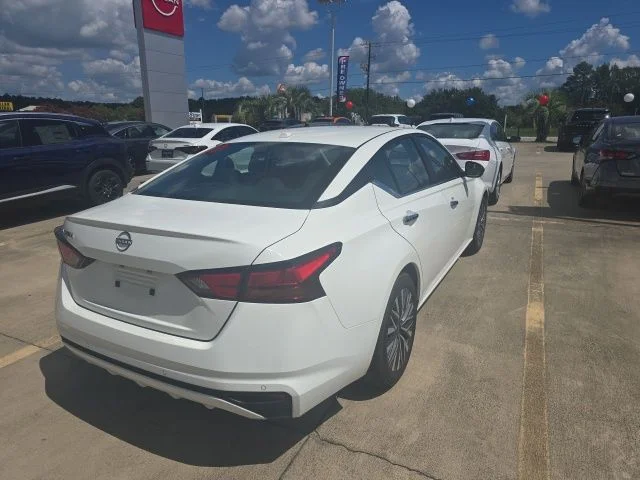 Used 2025 White Nissan 2.5 SV image 4