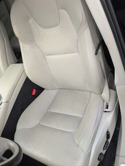 Used 2020 Black Volvo T6 Momentum image 21