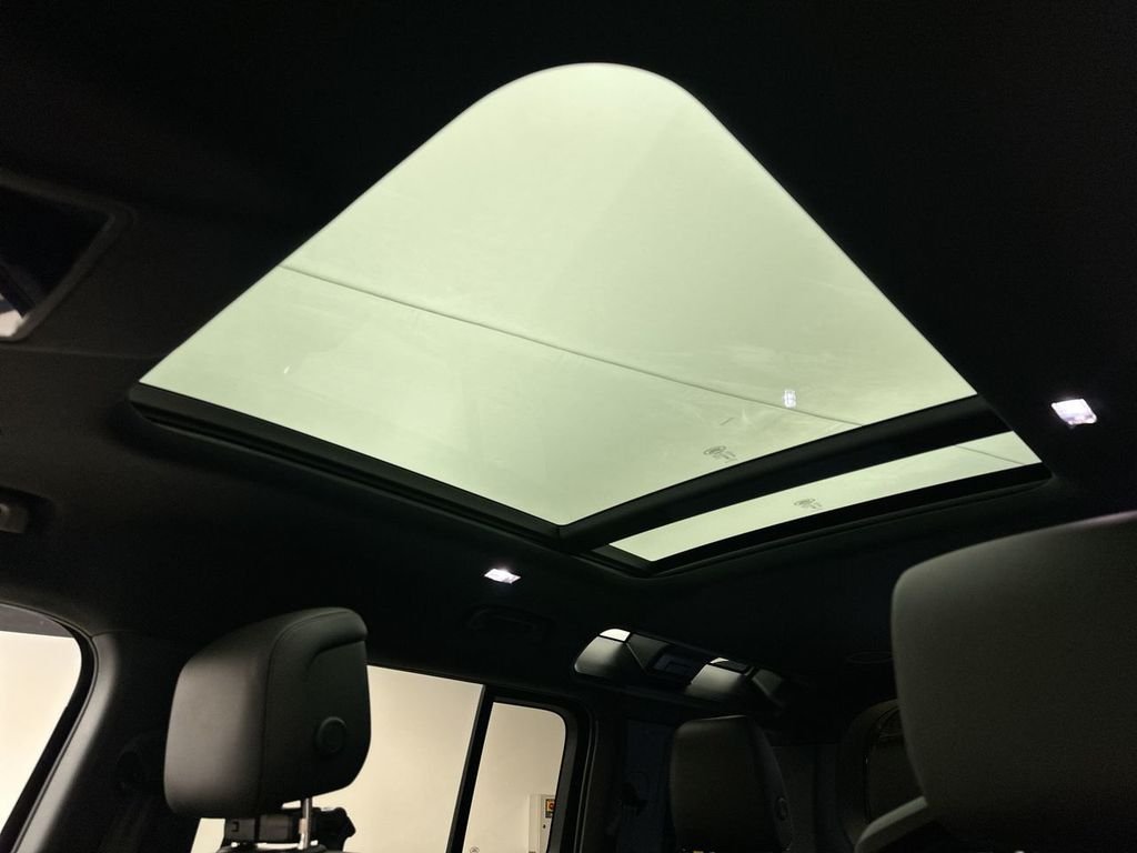 New 2026 Santorini Black Land Rover X-Dynamic SE image 11