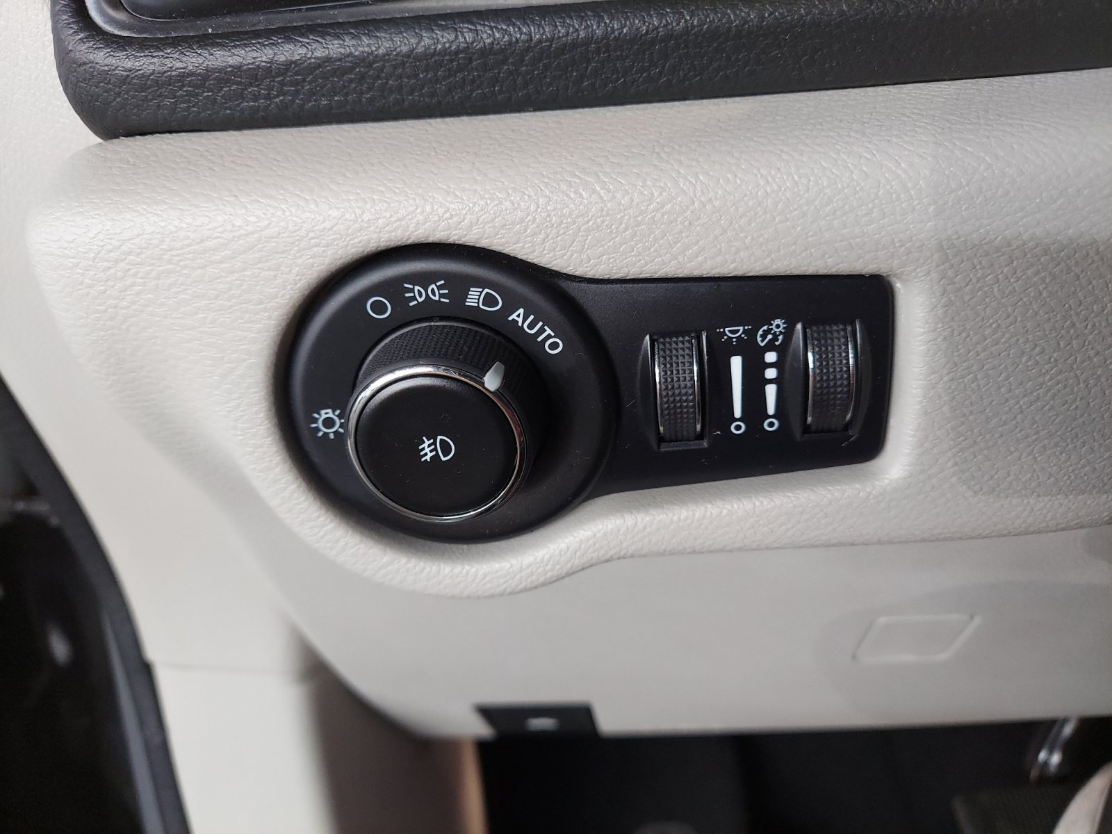 Used 2023 Ceramic Gray Clearcoat Chrysler Limited image 29
