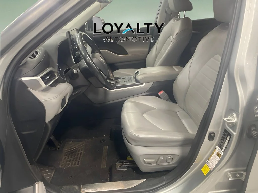 Used 2020 Silver Toyota XLE image 9