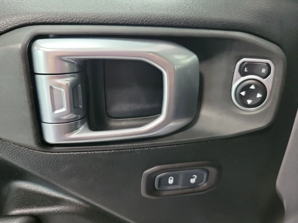 Used 2020 Silver Jeep Unlimited Sport S image 28