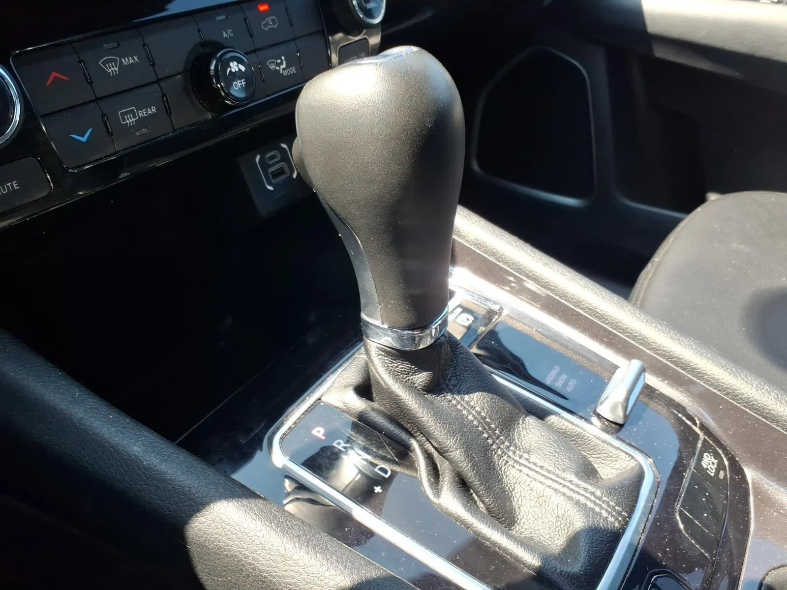 Used 2024 Diamond Black Crystal Pearlcoat Jeep Latitude image 6