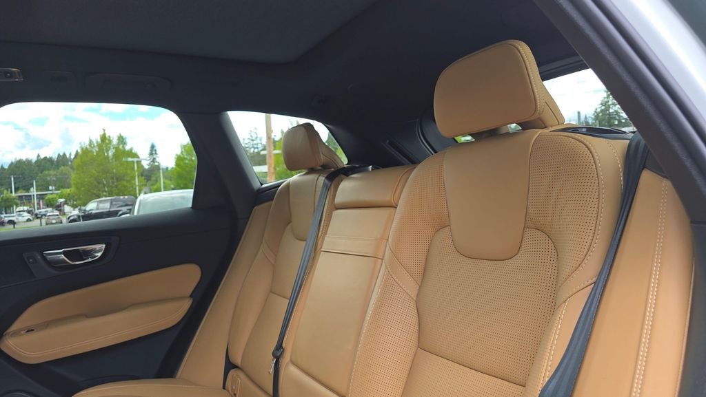 Used 2020 White Volvo T5 Inscription image 17