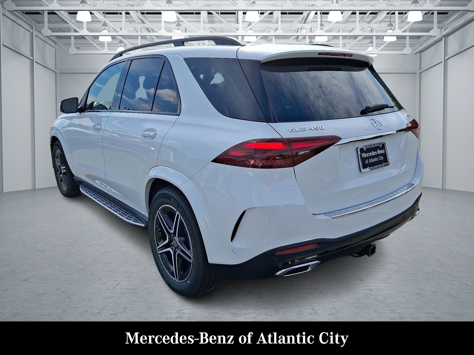 New 2026 MANUFAKTUR Moonlight White Metallic Mercedes-Benz GLE 450 image 3