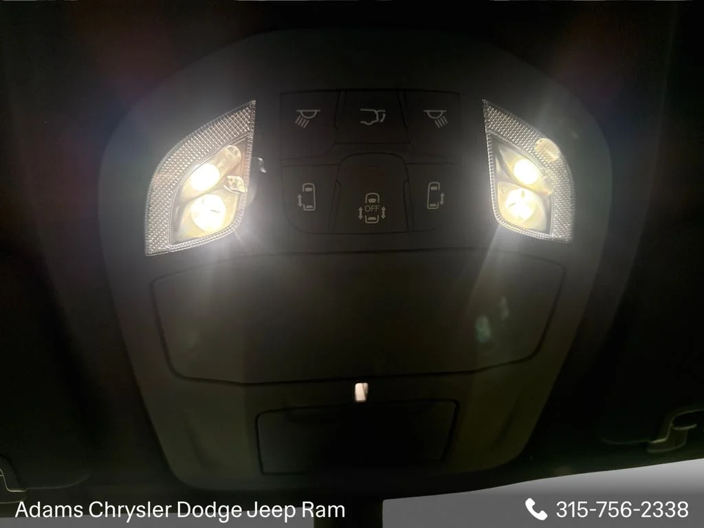 New 2027 Bright White Clear-Coat Exterior Paint Chrysler Select image 22