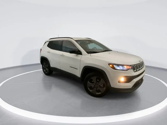 Used 2022 White Jeep Latitude Lux image 6