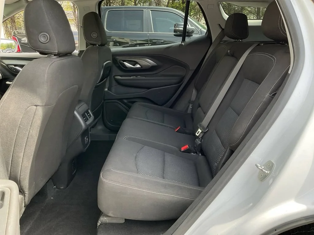 Used 2023 SUMMIT WHITE GMC SLE image 27