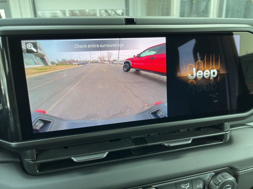 New 2026 Bright White Clear-Coat Exterior Paint Jeep Mojave image 35