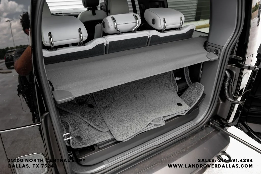 New 2026 Santorini Black Metallic Land Rover X-Dynamic SE image 48