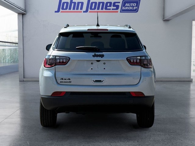 New 2026 Silver Zynith Metallic Clear-Coat Exterior Paint Jeep Latitude image 4