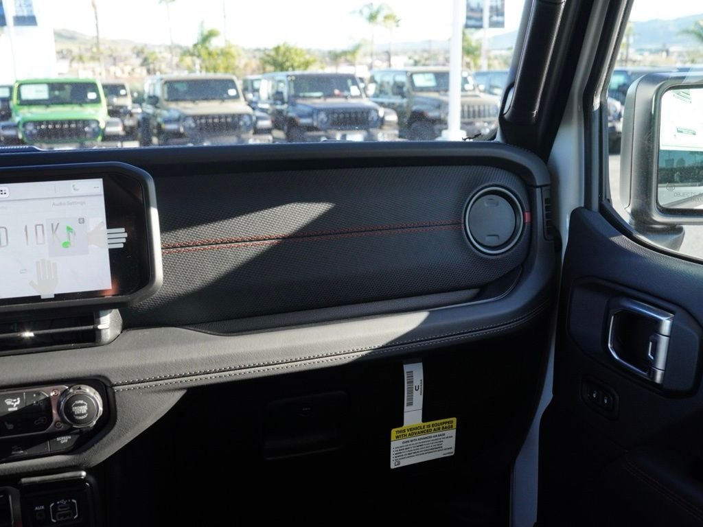 New 2026 Bright White Clear-Coat Exterior Paint Jeep Rubicon image 24