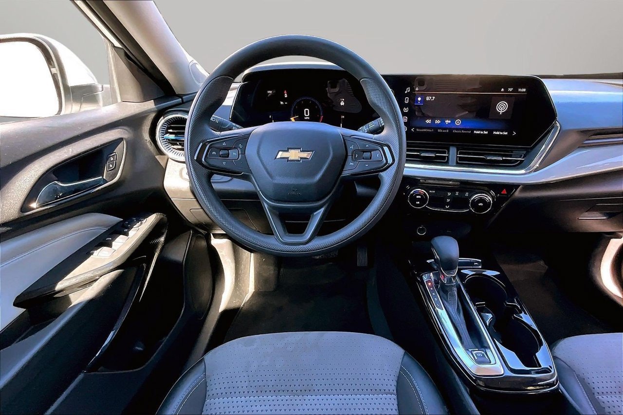 Used 2025 White Chevrolet LT image 10