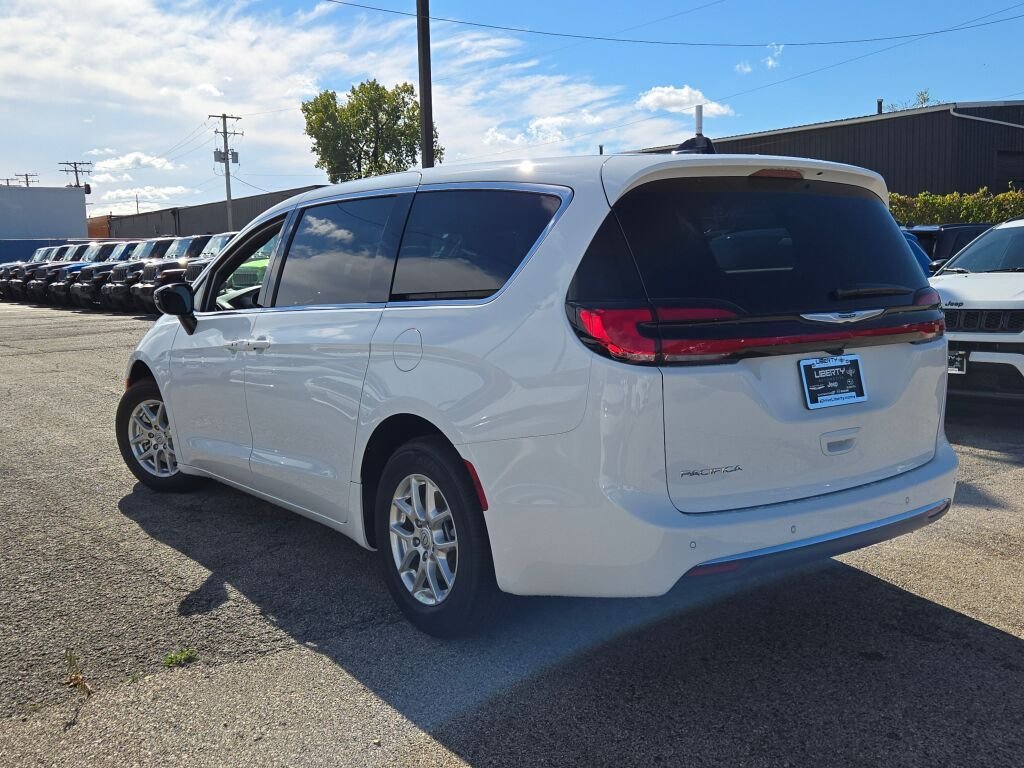 2026 Chrysler Pacifica Select - Photo 12