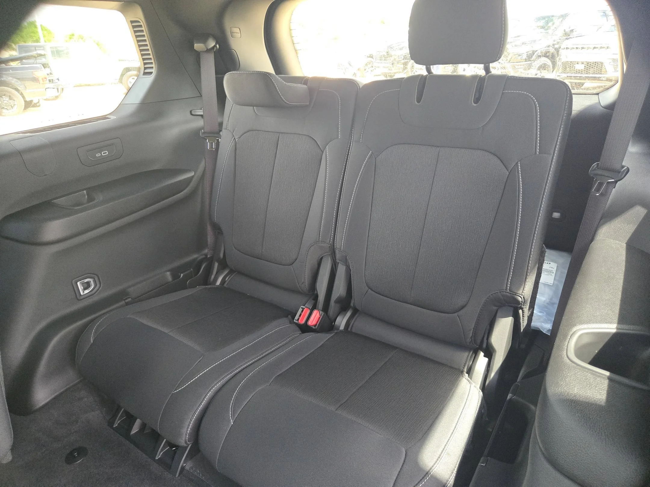 New 2026 Diamond Black Crystal Pearl-Coat Exterior Paint Jeep Laredo image 15