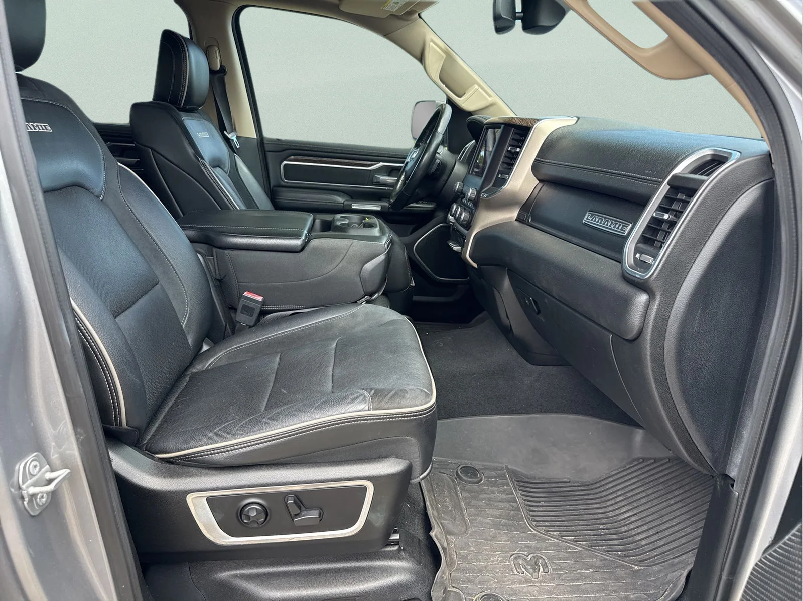 Used 2019 Billet Silver Metallic Ram Laramie image 22
