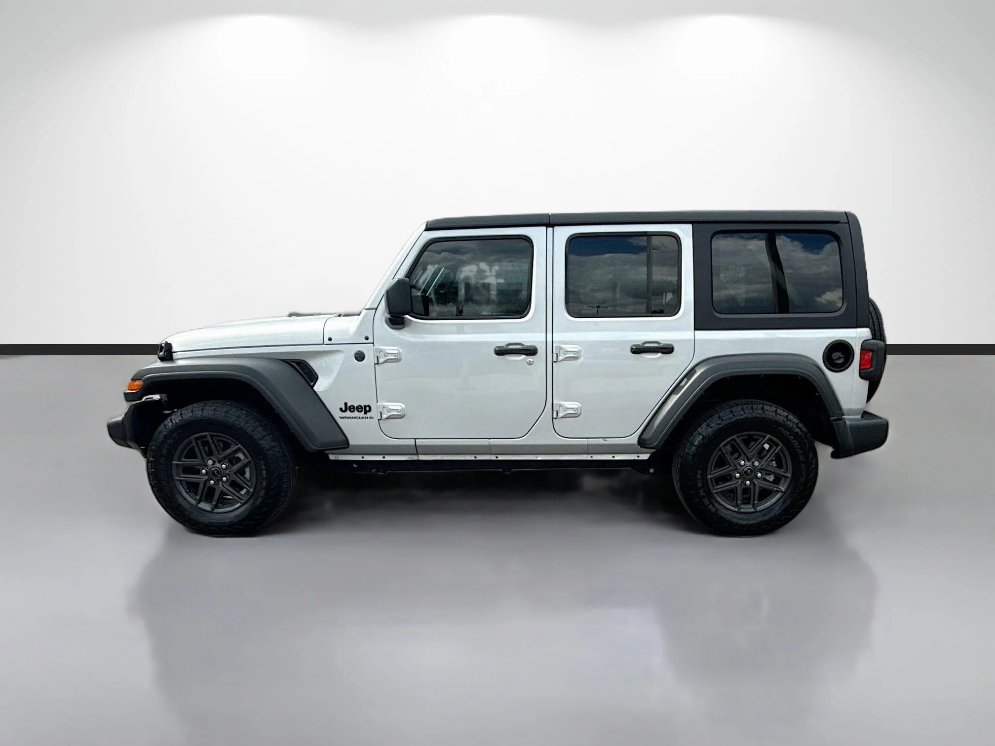 Used 2024 Silver Zynith Clearcoat Jeep Sport S image 6