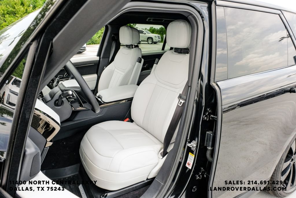 New 2026 Santorini Black Metallic Land Rover SE image 39