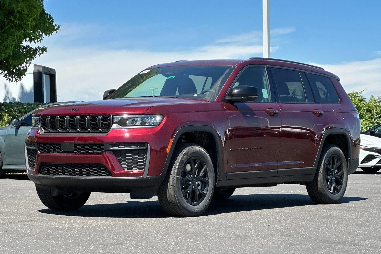 New 2026 Velvet Red Pearl-Coat Exterior Paint Jeep Laredo Altitude image 7