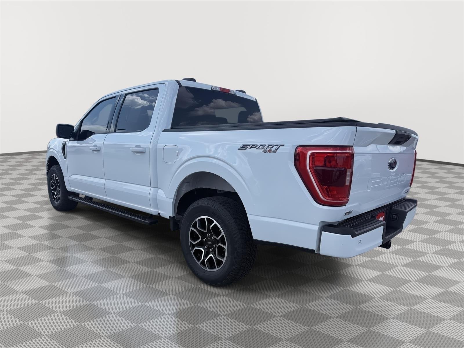 Certified Used 2022 Oxford White Ford XLT image 3