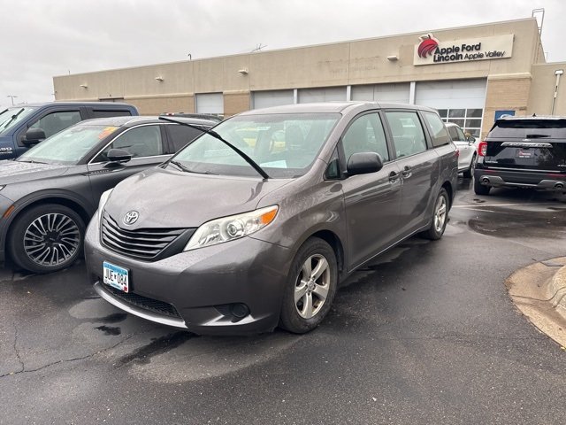 2016 Toyota Sienna L photo 2