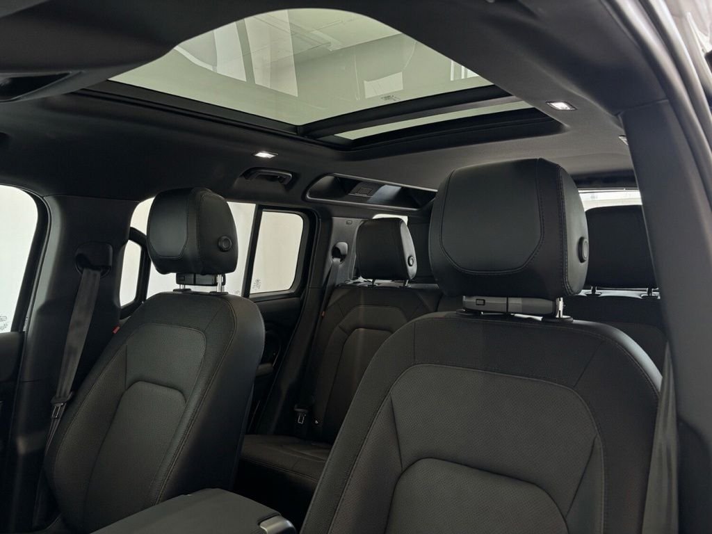 Used 2023 Gray Land Rover X-Dynamic SE image 13