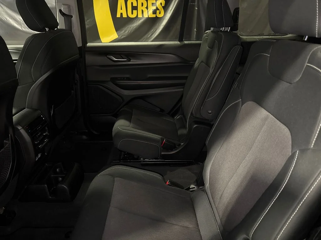 Certified Used 2023 Diamond Black Crystal Pearlcoat Jeep Laredo image 15