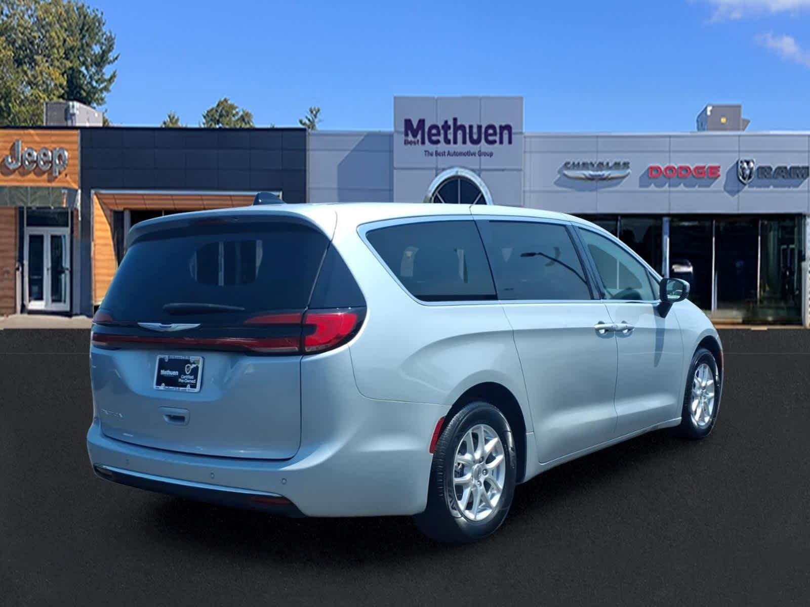 Used 2023 Silver Mist Clearcoat Chrysler Touring L image 4