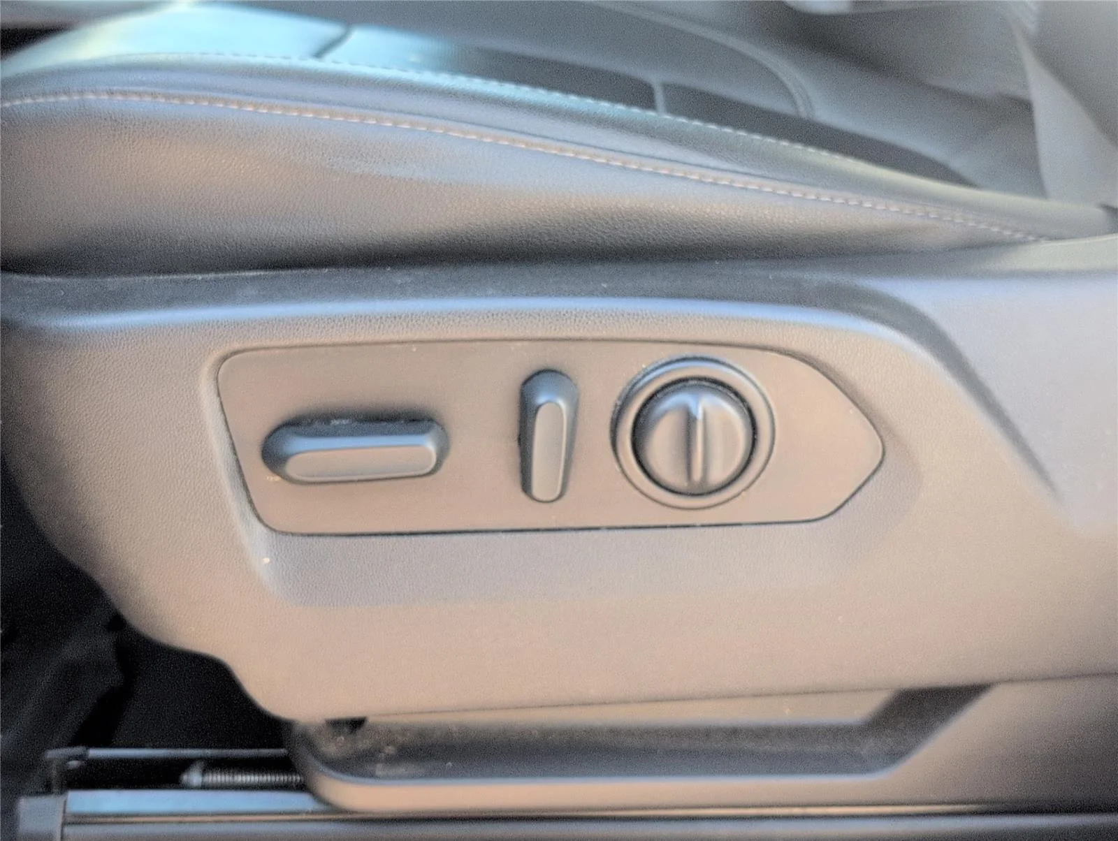 Used 2022 Summit White Chevrolet LTZ image 14
