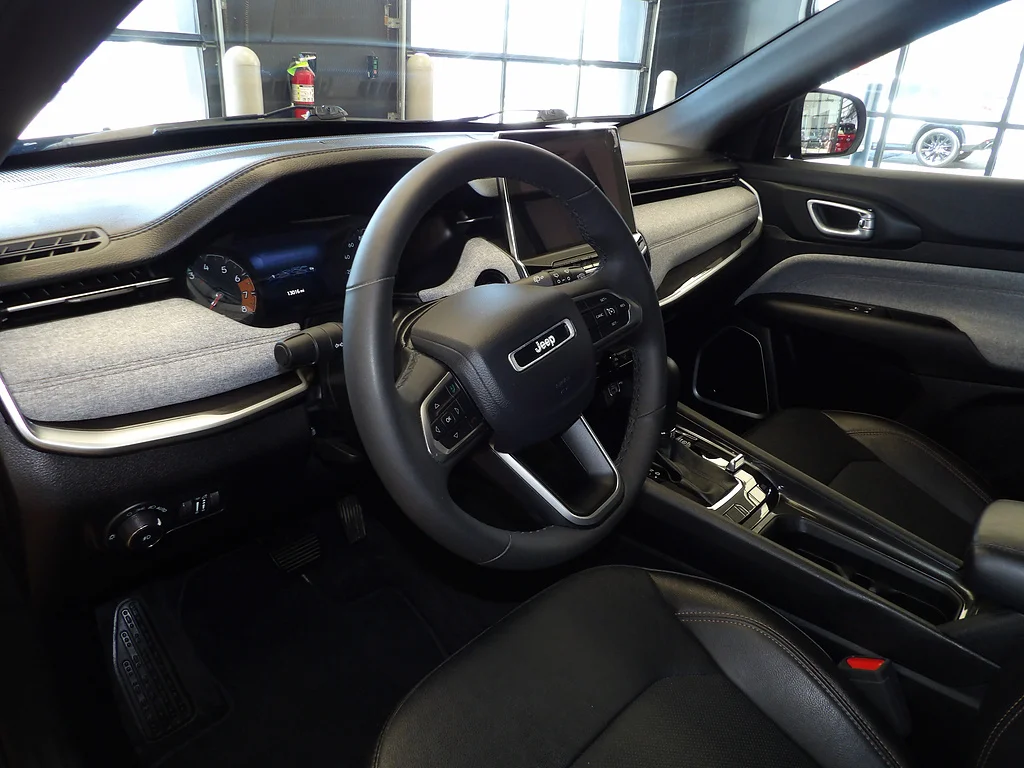Used 2023 Diamond Black Crystal Pearl Coat Jeep Latitude Lux image 26
