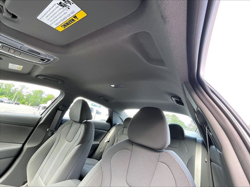 Used 2025 White Hyundai SE image 7