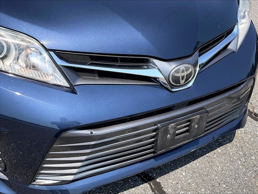 Used 2018 Beige Toyota XLE Premium image 32
