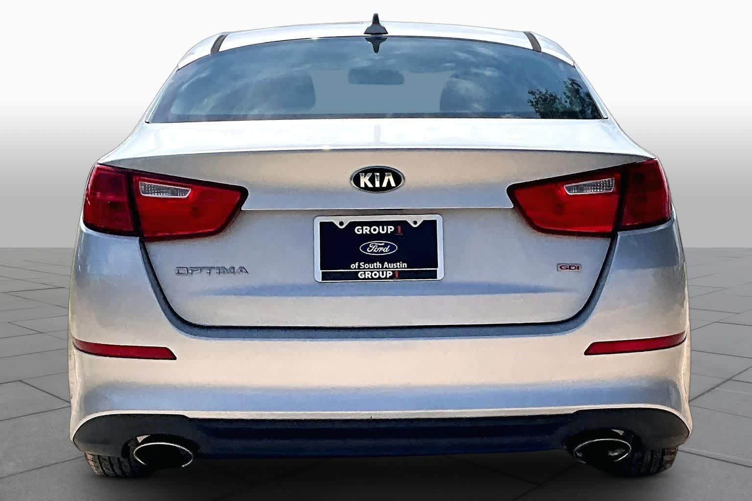 Used 2015 Sparkling Silver Kia LX image 5