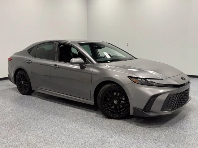 Used 2025  Toyota SE image 3