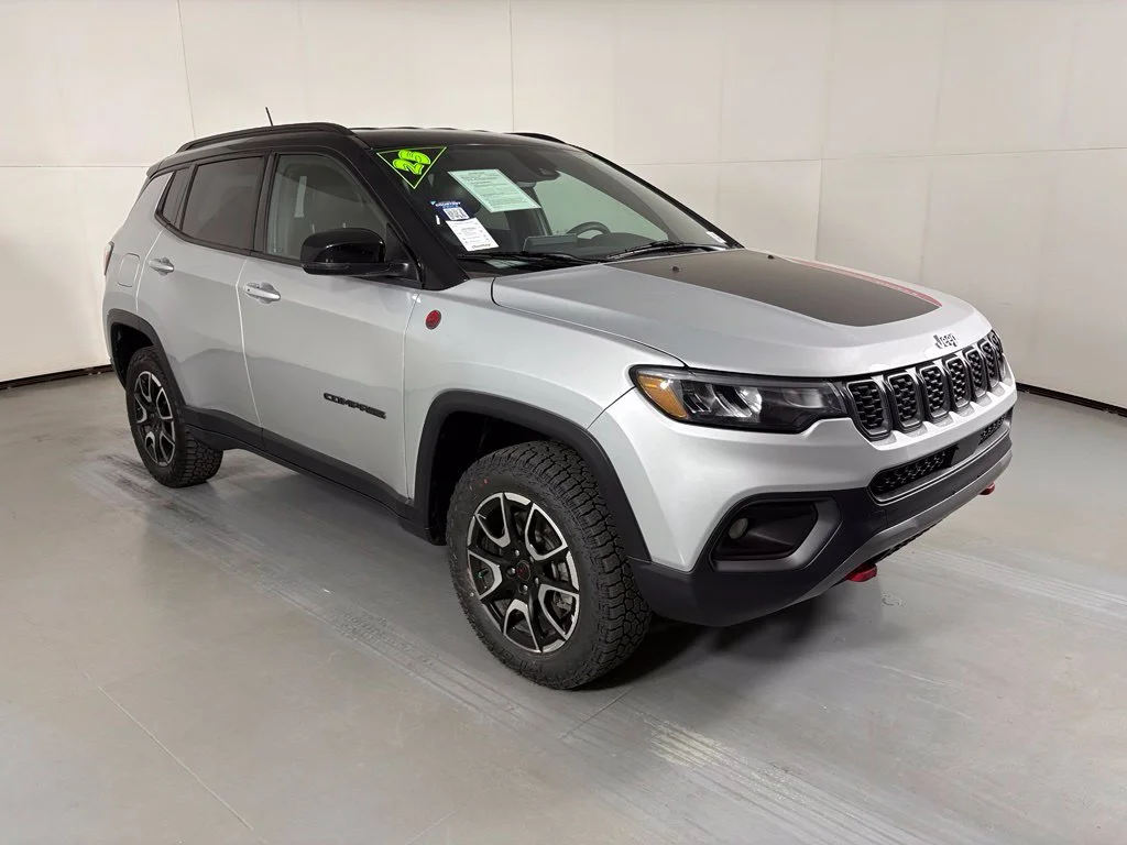 Used 2025 Silver Jeep Trailhawk image 2