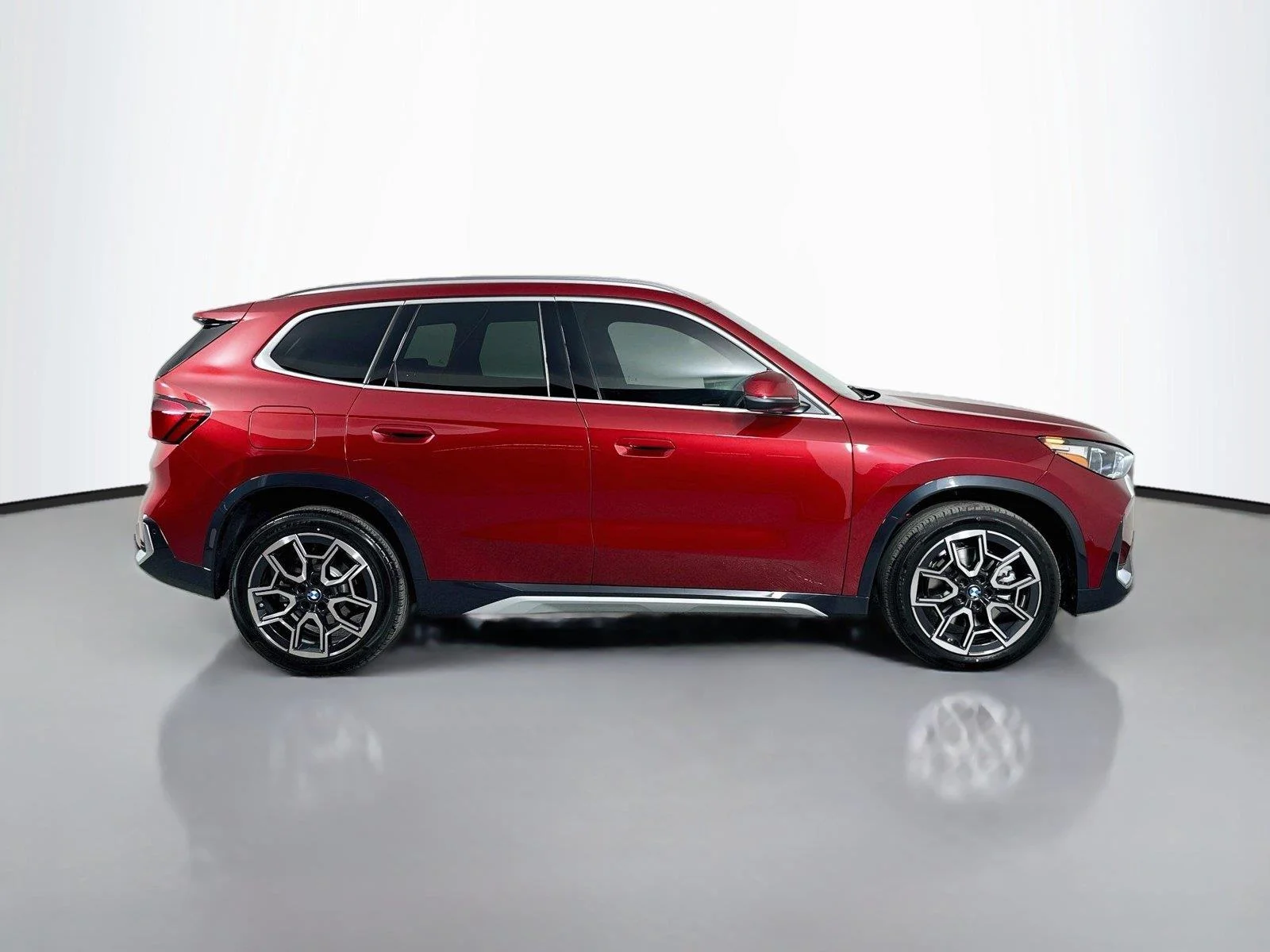 Used 2026 Vegas Red Metallic BMW xDrive28i image 4